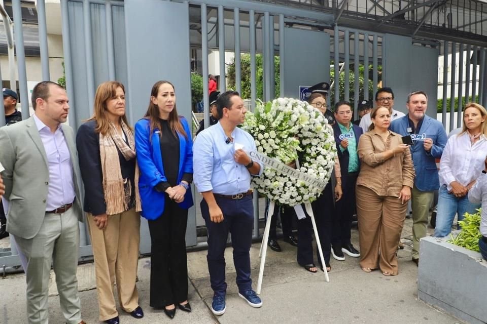 Los legisladores clausuraron de forma simbólica la sede del organismo y colocaron frente a su acceso principal una corona con la leyenda 'CNHD Letra muerta'.