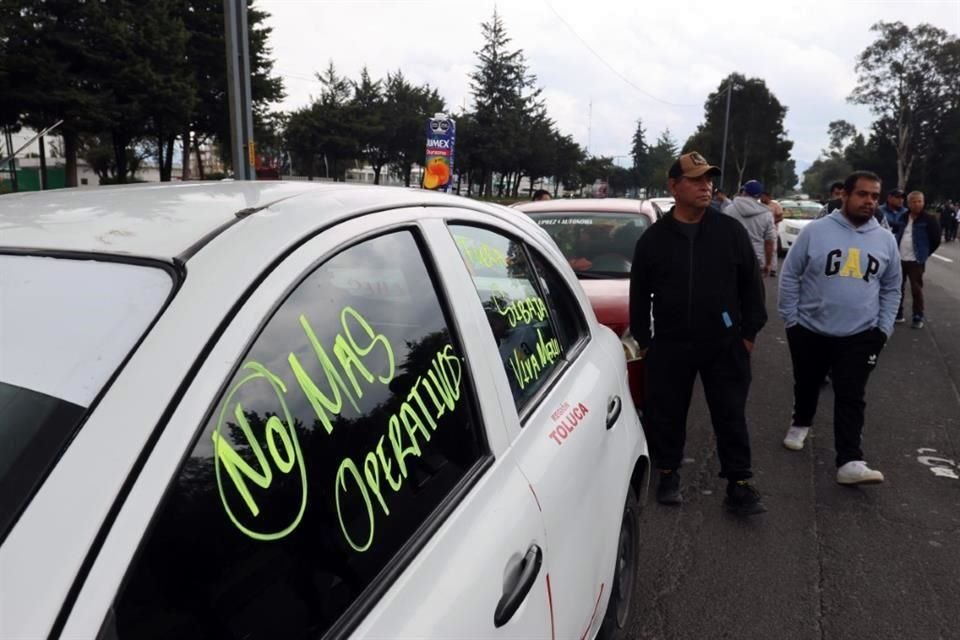 Los taxistas protestaron contra operativos de la Secretaría de Movilidad.