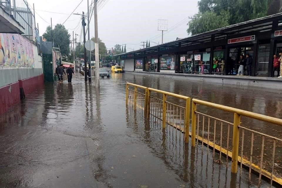 Una inundación se registra sobre Insurgentes Sur, a la altura del Metrobus La Joya, la cual es atendida por personal de Operación Hidráulica y Bomberos.