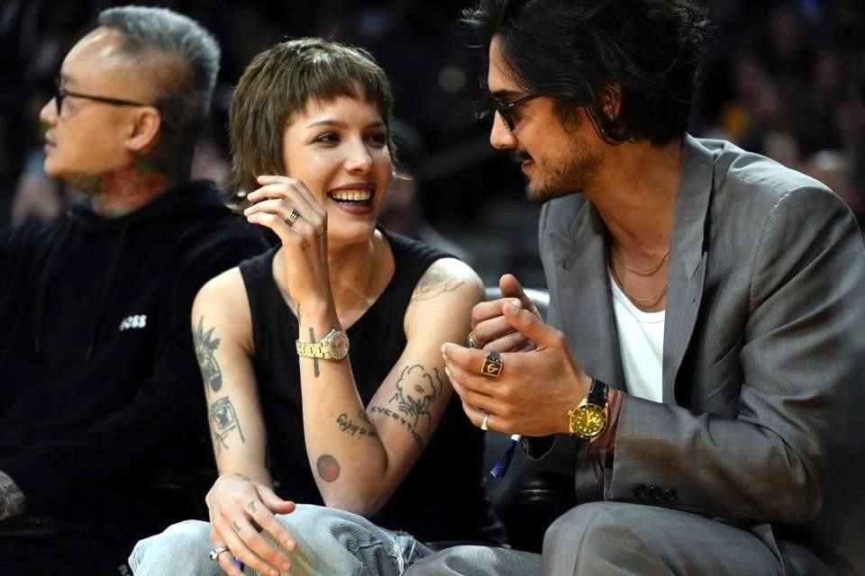 En abril de este año, Halsey y Jogia incluso trabajaron juntos en un comercial para la colección Energy Angel de la marca de maquillaje de la cantante, About Face.