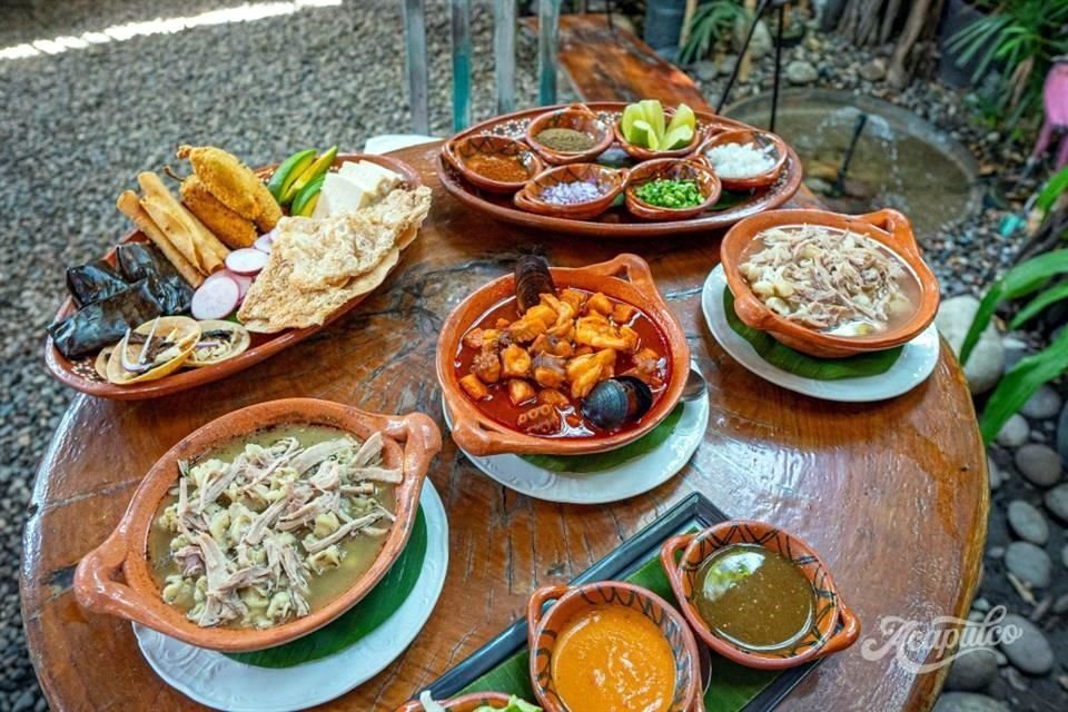 Acompaña el pozole guerrerense con limoncito, cebolla, cilantro, chicharrón, rábanos o carne.