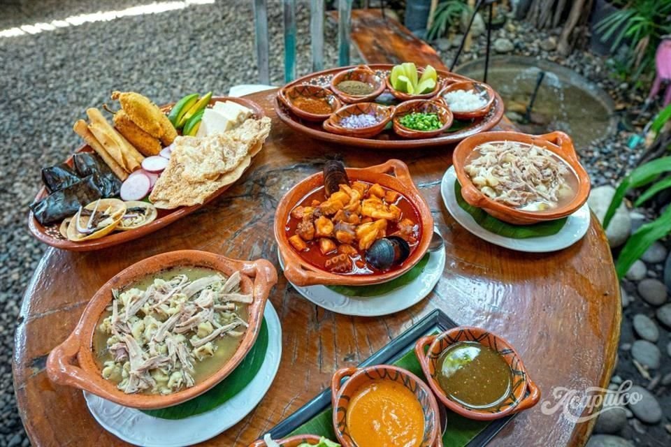 Acompaña el pozole guerrerense con limoncito, cebolla, cilantro, chicharrón, rábanos o carne.