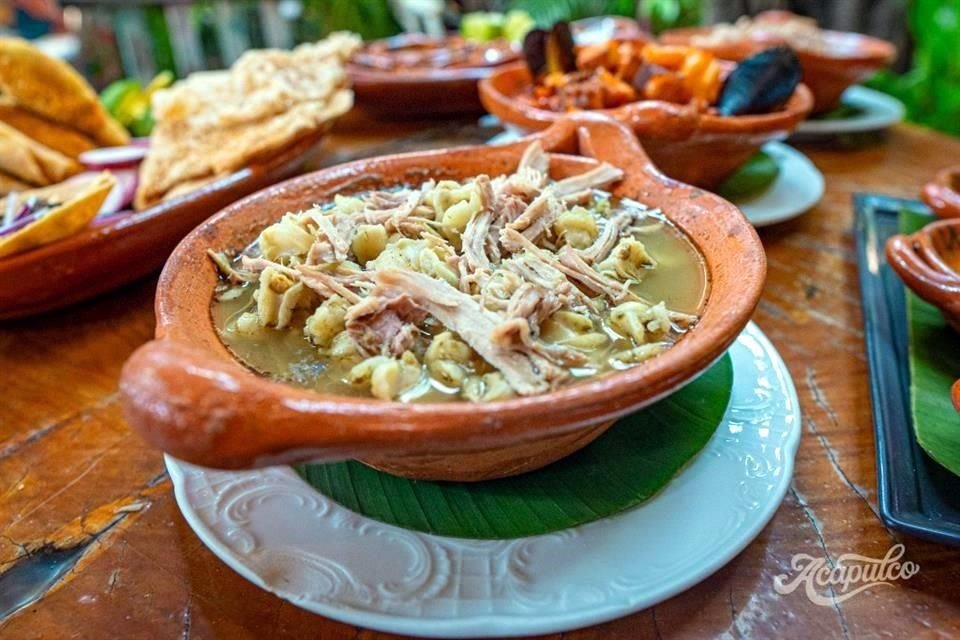 La carne de cerdo desmenuzada da origen al tradicional pozole guerrerense.