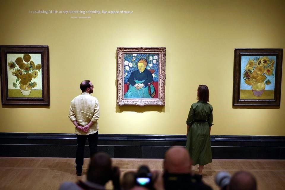 Van Gogh pensó en exhibir las obras de la serie 'Los girasoles' junto a 'La Berceuse', retrato de Augustine Roulin, esposa de un cartero amigo suyo; su deseo se cumple finalmente.