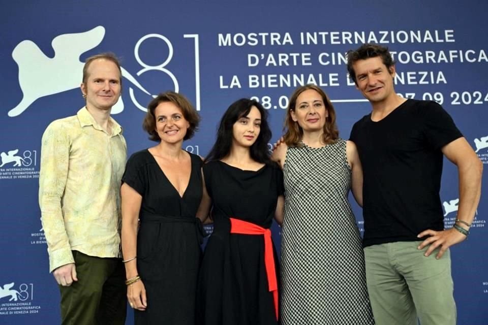 El Festival Internacional de Cine de Toronto dejará de proyectar el documental 'Russians at War', de la directora ruso-canadiense Anastasia Trofimova (centro), para cuidar la integridad del público.