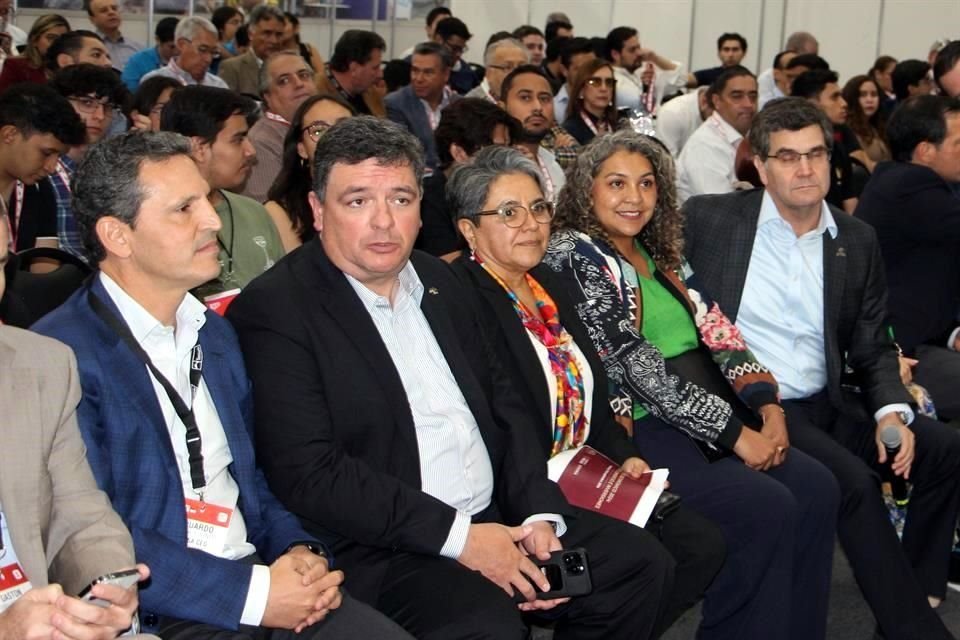 Eduardo Garza T. Junco y Jorge Santos Reyna, presidentes de Frisa y de Arca Continental; Raquel Buenrostro e Irais Barreto, Secretaria y directora de Economía, y Máximo Vedoya, presidente de Caintra.