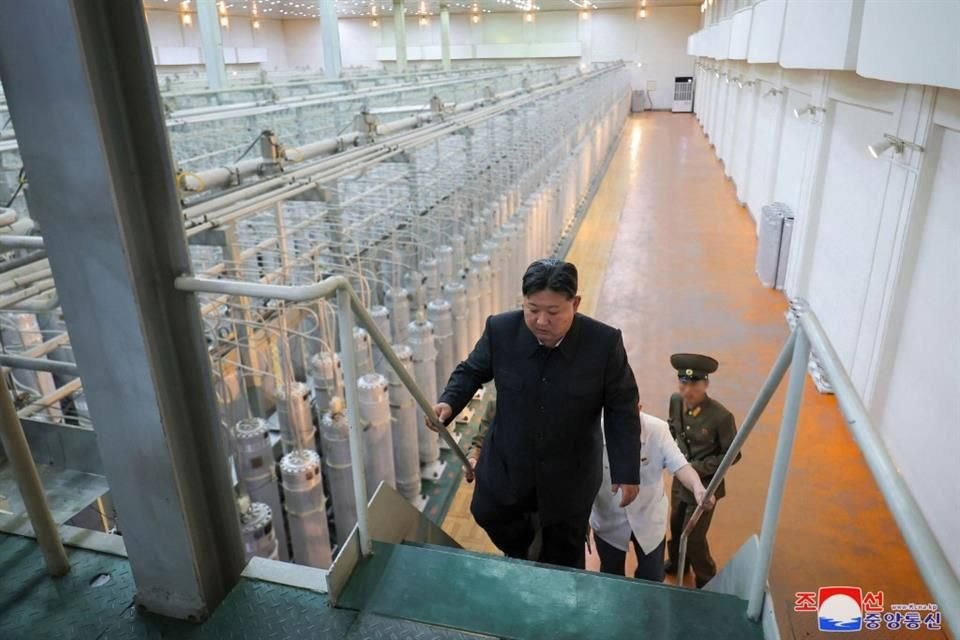 Corea del Norte reveló fotografías de una visita del líder Kim Jong Un a una instalación nuclear.