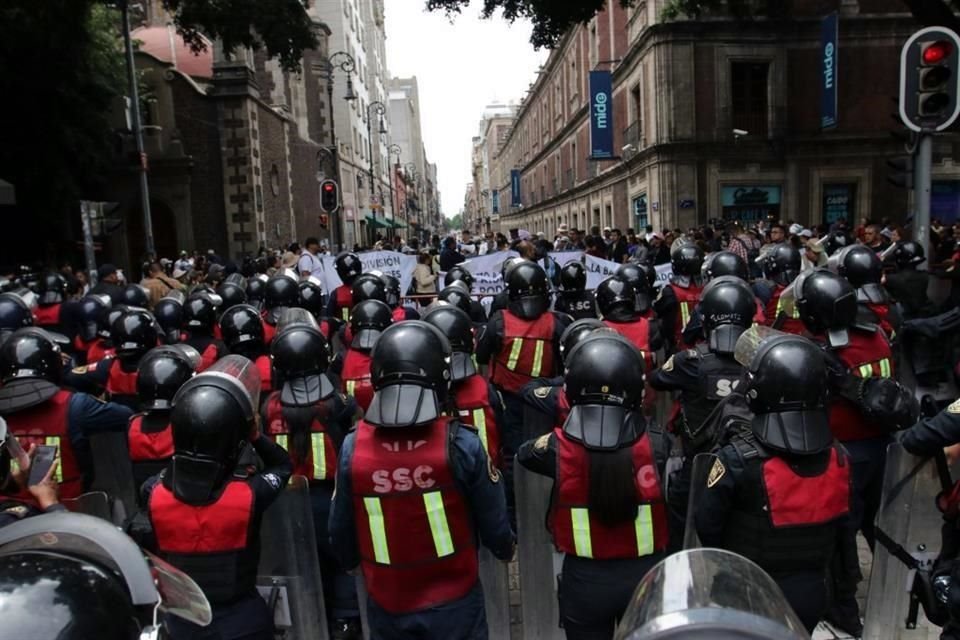 Elementos de la SSC fueron desplegados en cuadras aledañas al Congreso, anticipando protestas contra la reforma al Poder Judicial.