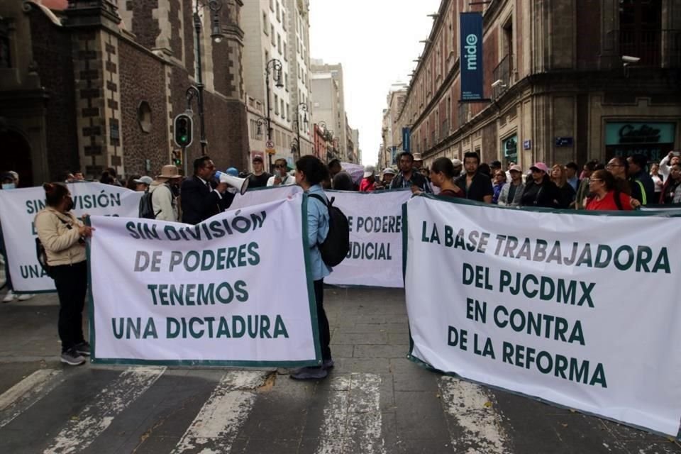 Trabajadores del PJCDMX se manifestaron desde temprano contra el dictamen que se discutió ayer en Donceles.