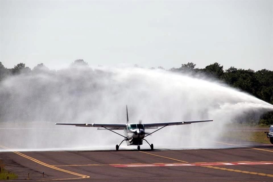 El primer vuelo comercial de la ruta Los Mochis-Creel-Los Mochis aterrizó en el Aeropuerto Barrancas del Cobre con 13 pasajeros a bordo.