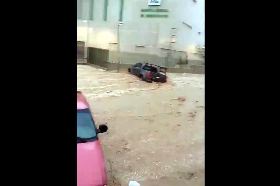 La tormenta ya comenzó a causar estragos en Los Cabos.