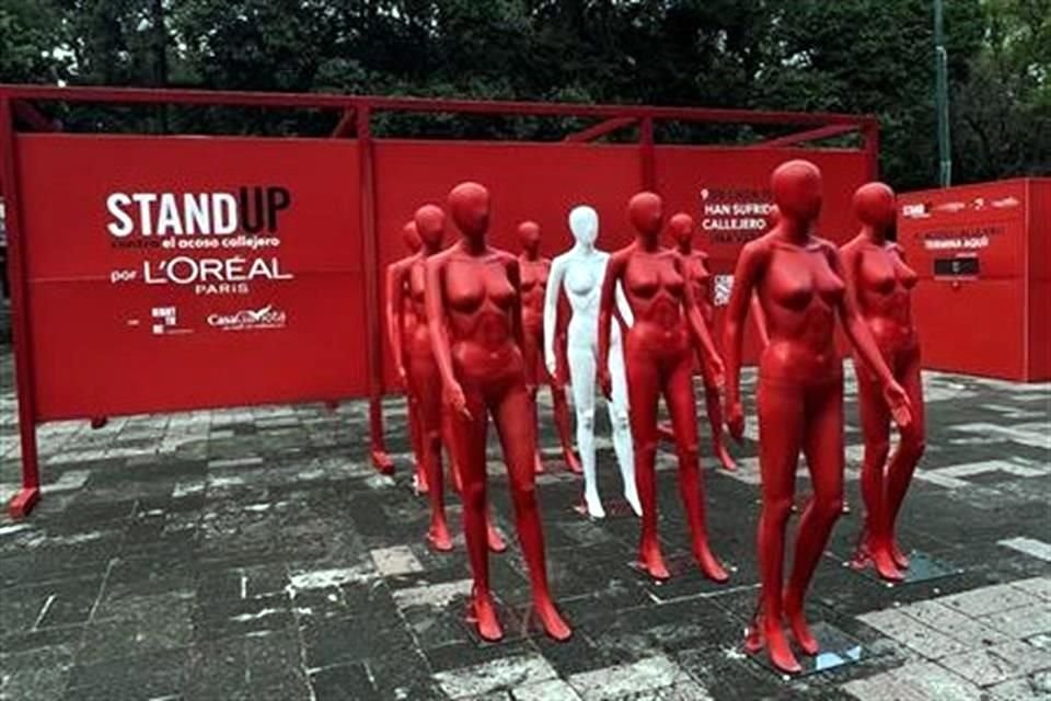 En 'Stand Up contra el Acoso Callejero' se colocaron nueve maniquíes pintados de rojo y uno blanco para ejemplificar que esto le sucede a nueve de 10 mujeres en México.