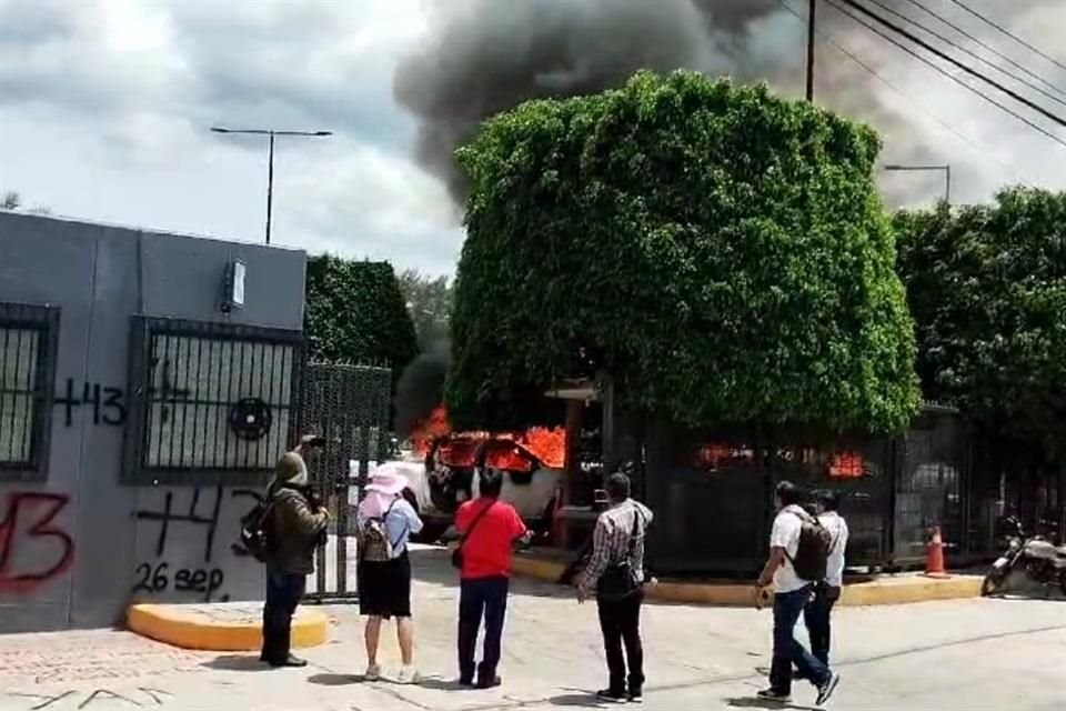 Los estudiantes acusaron que AMLO protegió al Ejército y no hizo justicia por sus compañeros.