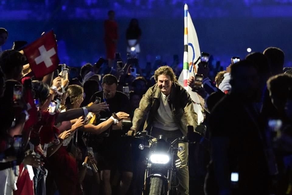 Tom Cruise de camino hacia la Torre Eiffel para tomar el avión que lo llevó a Los Ángeles.