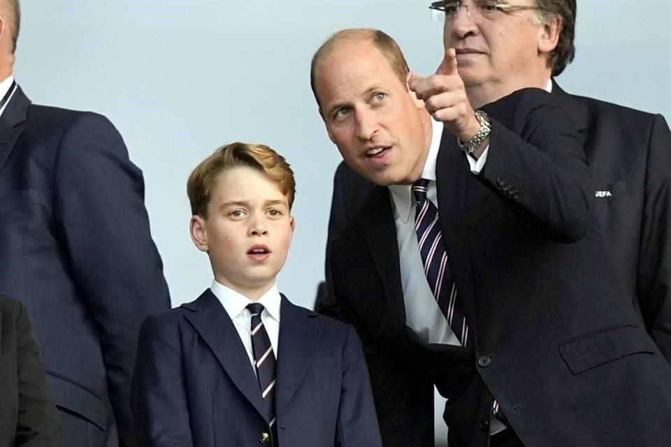 A la edad de 11 años, el Príncipe Jorge comienza sus clases de vuelo.