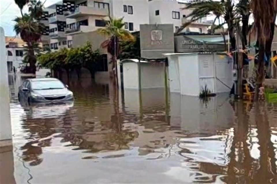 Videos captados y difundidos en redes sociales muestran que el agua cubre en algunas calles los carros a la mitad.