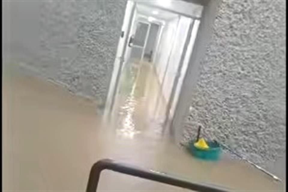 El agua ingresó a los pasillos de la clínica del IMSS en San José del Caabo, lo que paró operaciones en diversas áreas.