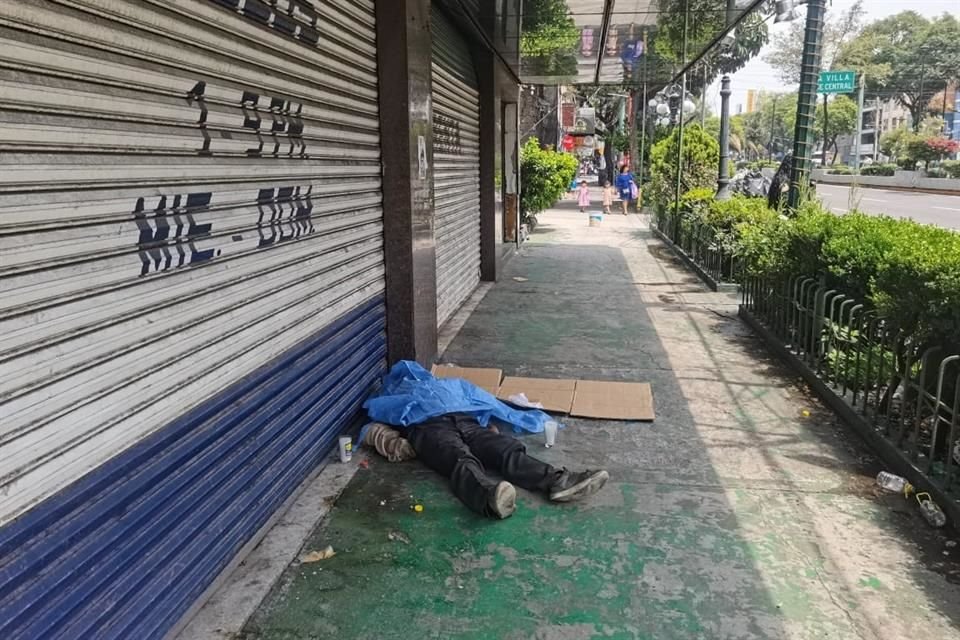 Al llegar al lugar, los uniformados pidieron el apoyo de paramédicos, quienes al revisar al hombre, lo encontraron sin signos vitales.