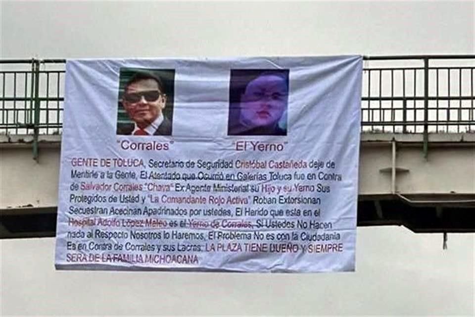 Una manta colgada en un puente peatonal contradijo las declaraciones del Secretario de Seguridad Pública, Cristóbal Castañeda, sobre la balacera ocurrida en la Plaza Galerías Toluca.