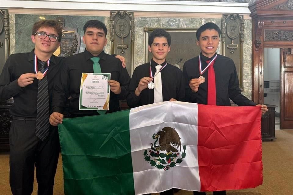 El equipo que representó a México en la Olimpiada Iberoamericana de Biología obtuvo cuatro medallas.