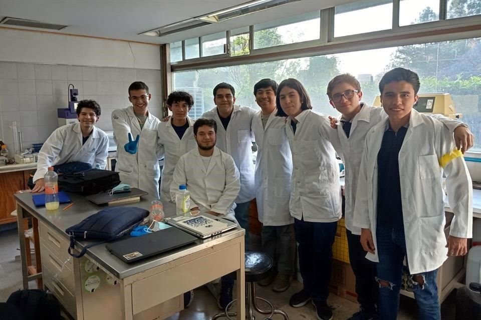 Junto a otros alumnos de bachillerato destacados en Biología, se prepararon para la justa internacional.