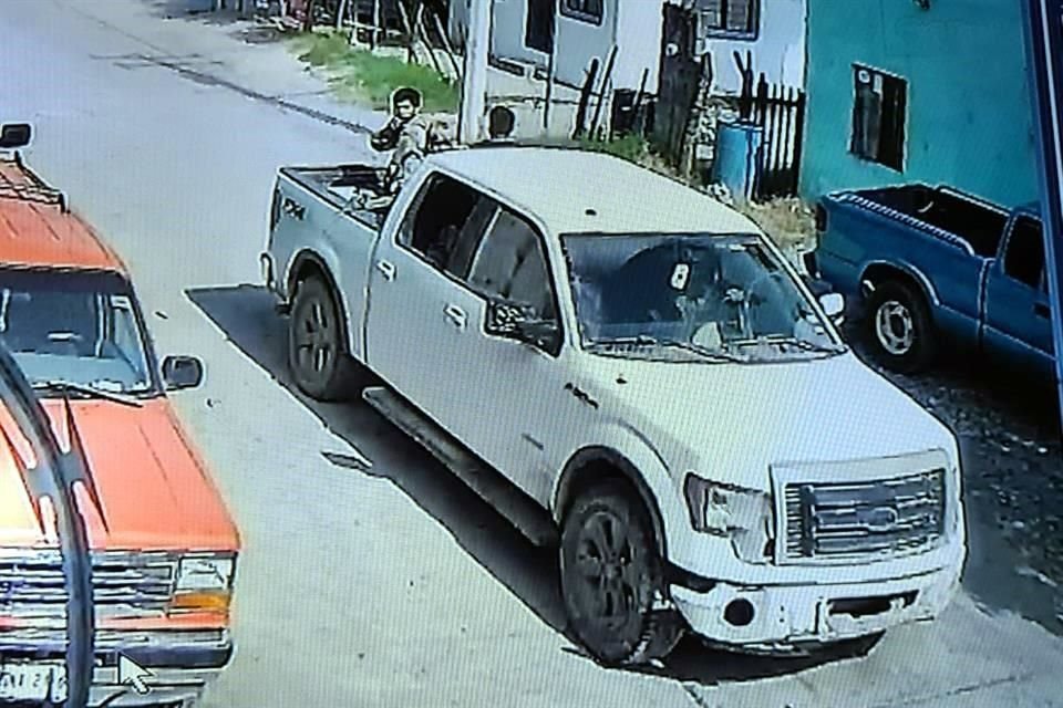 Hombres armados a bordo de camionetas fueron captados en la Carretera Nacional.