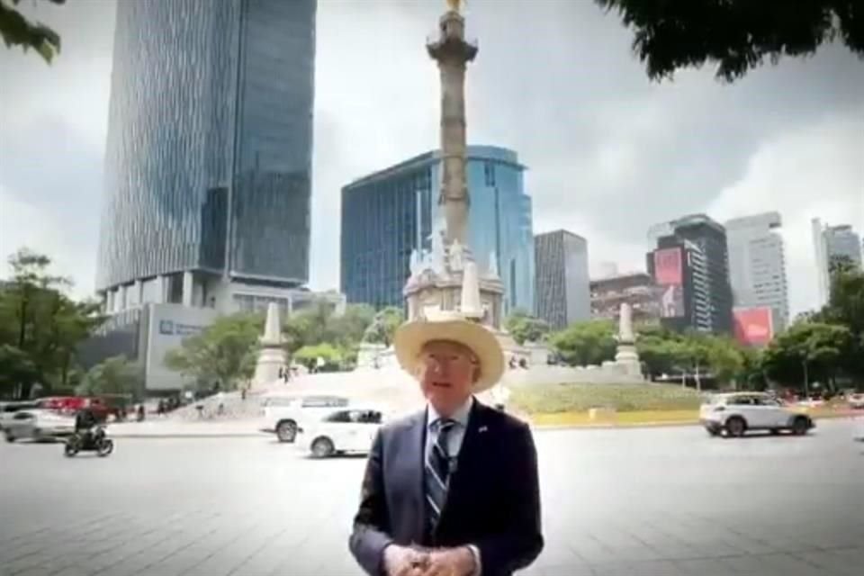 Ken Salazar, Embajador de Estados Unidos, felicitó a los mexicanos por la conmemoración de la Independencia.