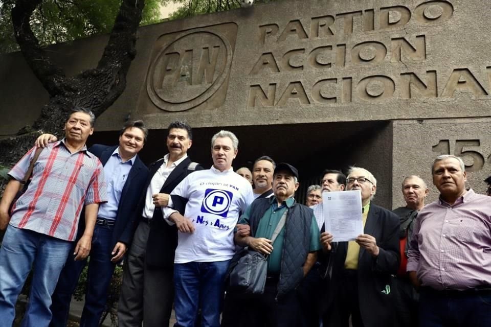 A las puertas de la sede nacional, unos 50 panistas exigieron la renuncia inmediata de Marko Cortés como presidente del partido.