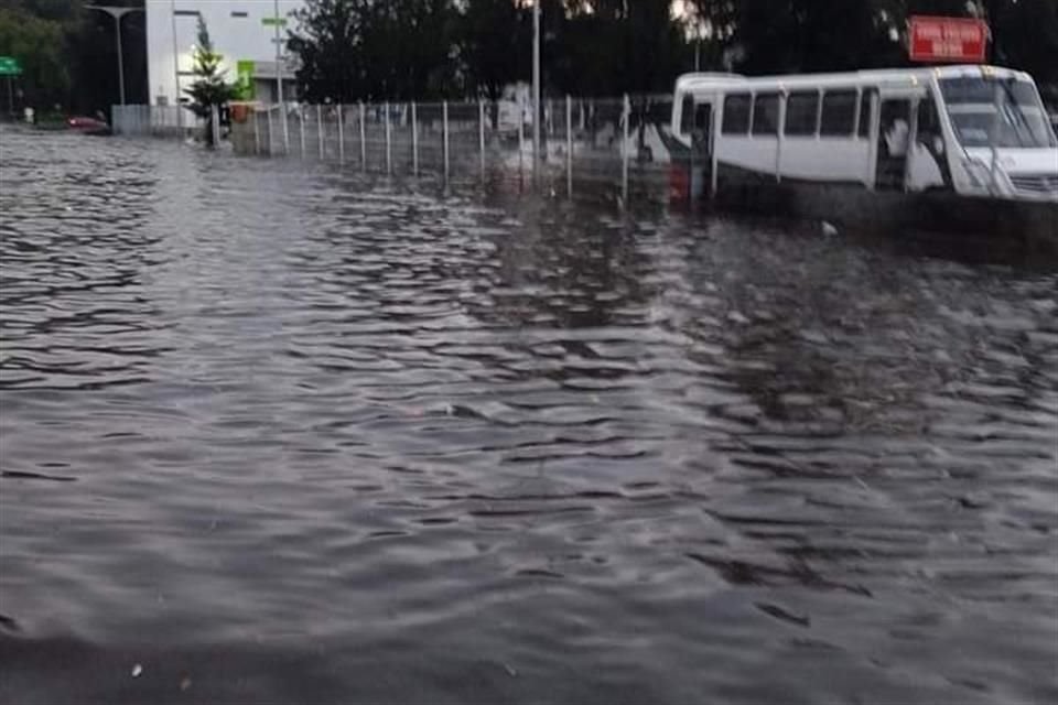 'Luego de fuerte lluvia en la zona Norte de la CDMX, se registra inundación en Avenida Insurgentes y el Paradero de Indios Verdes', reportó la Secretaría de Seguridad Ciudadana.