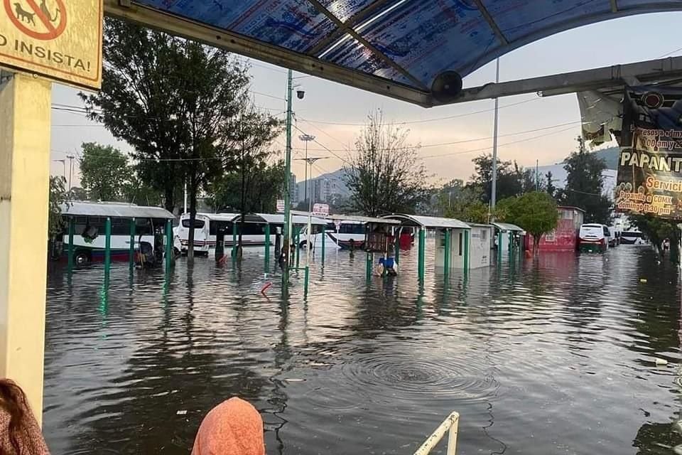 'Acude personal de Tránsito de la SSC para apoyar con la vialidad y de Sacmex para bajar el nivel del agua; de preferencia evite la zona'.