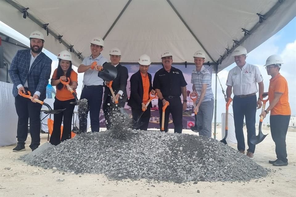 Directivos de la empresa y funcionarios de gobierno, realizaron el viernes la ceremonia de inicio de construcción de la planta que iniciará operación en abril del 2024.