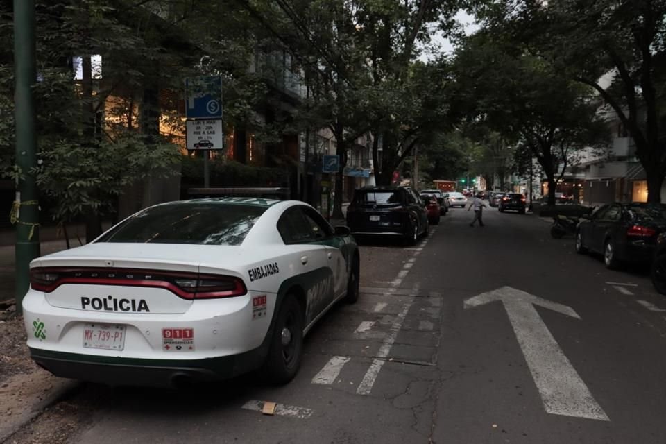 Al menos tres patrullas del Sector Embajadas de la SSC vigilan la zona donde un hombre fue asesinado al descender de una camioneta blindada; los homicidas fueron captados en video. 