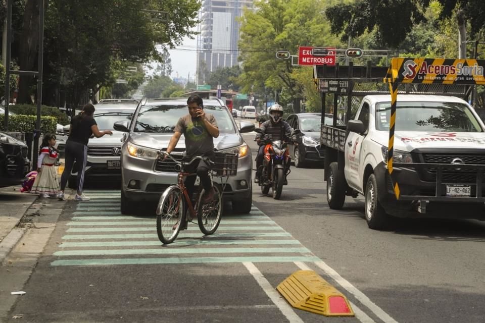 Ciclistas deben sortear a los automovilistas que se estacionan sobre el nuevo carril de Eje 4 Sur.