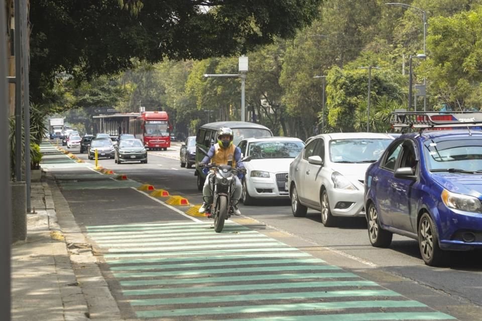 Motociclistas también invaden la vía, sin recibir sanción alguna.