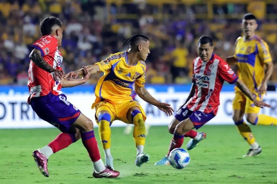 Uriel Antuna debutó con Tigres y anotó un gol a los pocos segundos, pero en fuera de lugar.