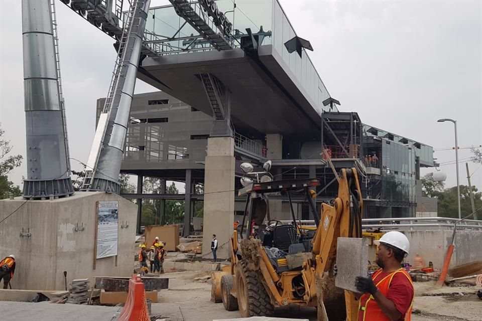 El puente peatonal que cruza Avenida Constituyentes fue cerrado temporalmente por obras del Cablebús.