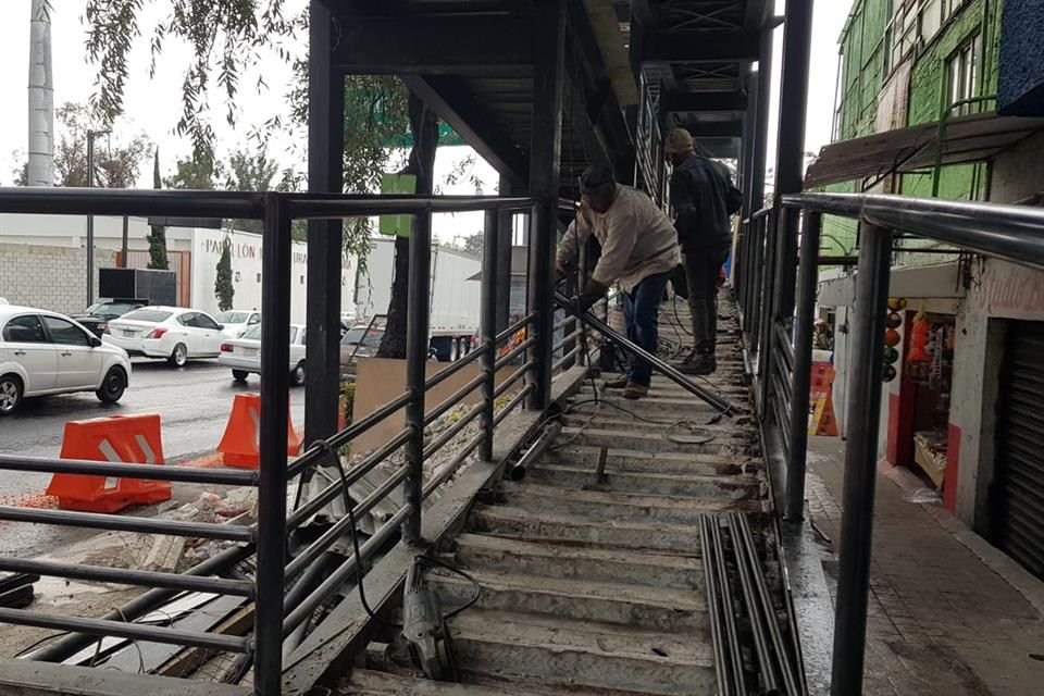 Personal de la CDMX realiza obras de reforzamiento en la estructura de acero del puente.