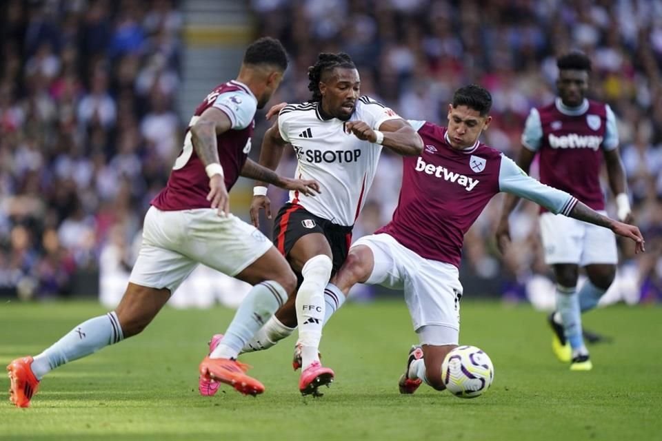 Edson Álvarez (der.) fue titular con el West Ham.