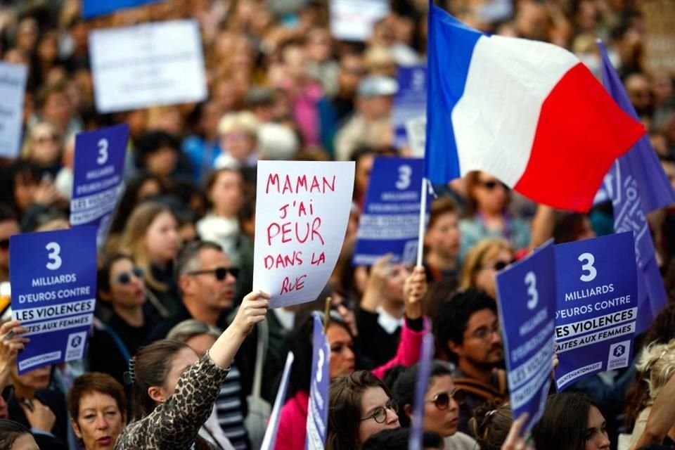 Más de mil manifestantes, mujeres y hombres, reunidos en la plaza de la República de París corearon consignas como 'Ya no estás sola' o 'Violador, te vemos; víctima, te creemos'.