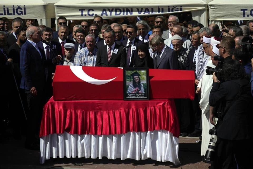 La joven activista turcoestadounidense fallecida por disparos de Israel en Cisjordania fue enterrada como mártir este sábado en Turquía.