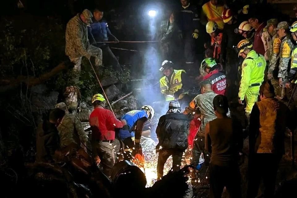 En la zona continúan las labores de búsqueda y rescate.