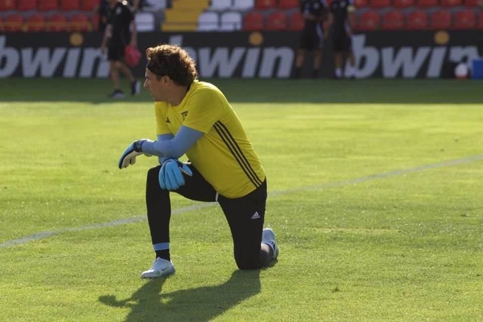 Guillermo Ochoa comenzó su nueva aventura en plan grande: con triunfo de su equipo, cinta de capitán, portería en ceros y grandes atajadas.