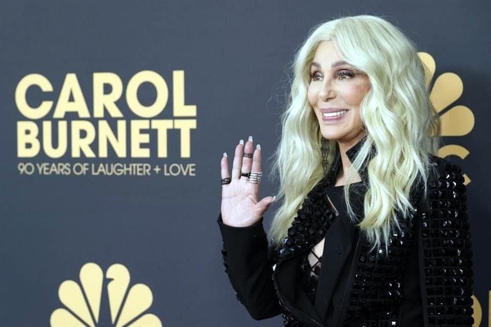 Cher supuestamente contrató a hombres para 'secuestrar' a Elijah de una habitación de hotel de Nueva York en la que se hospedaba con su esposa para llevarlo a una clínica.