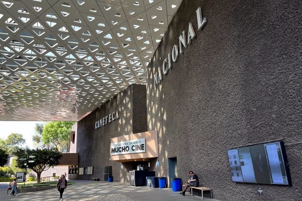 El recinto registró miles de visitantes que llenaron el espacio al aire libre e incluso se apostaran en las rejas en las inmediaciones del lugar.