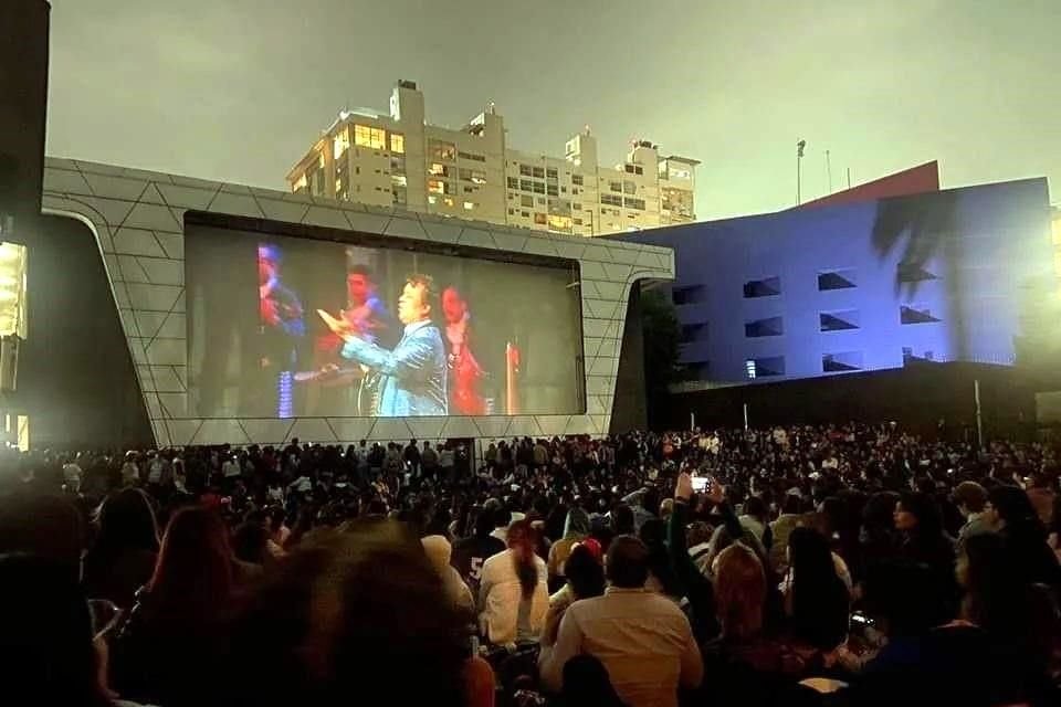 La función fue sobre el concierto 'Mis 40 en Bellas Artes' de Juan Gabriel, el cual superó la capacidad del espacio.