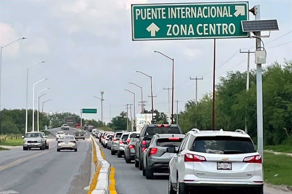 Los puentes internacionales de Reynosa y Matamoros registraron alta afluencia vehicular.