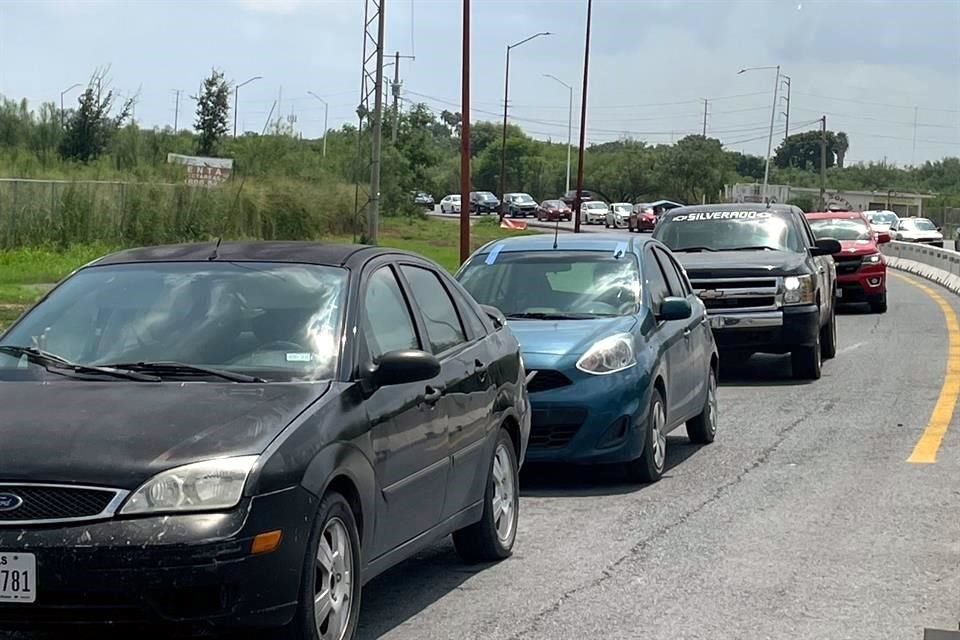 Los puentes internacionales de Reynosa y Matamoros registraron alta afluencia vehicular.