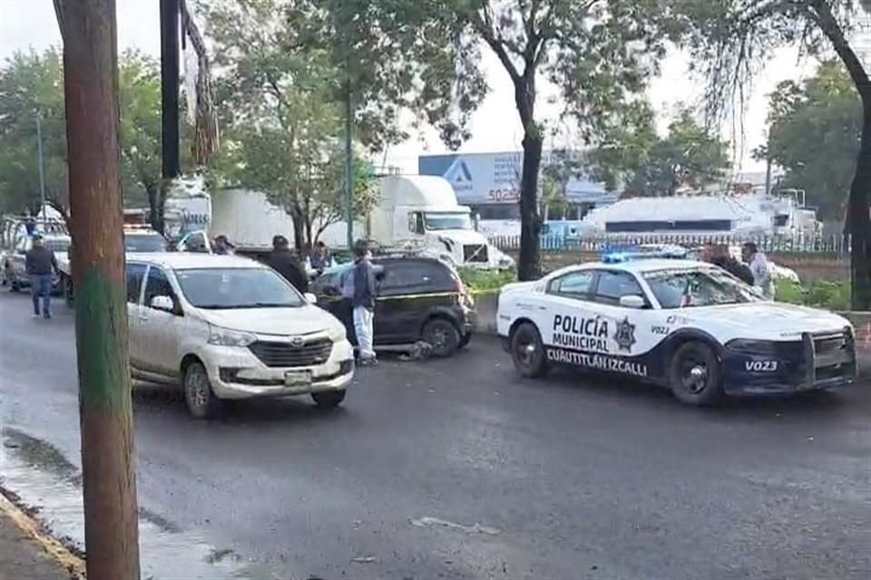 Un vehículo particular impactó a una combi de transporte público por la parte trasera y volcó.