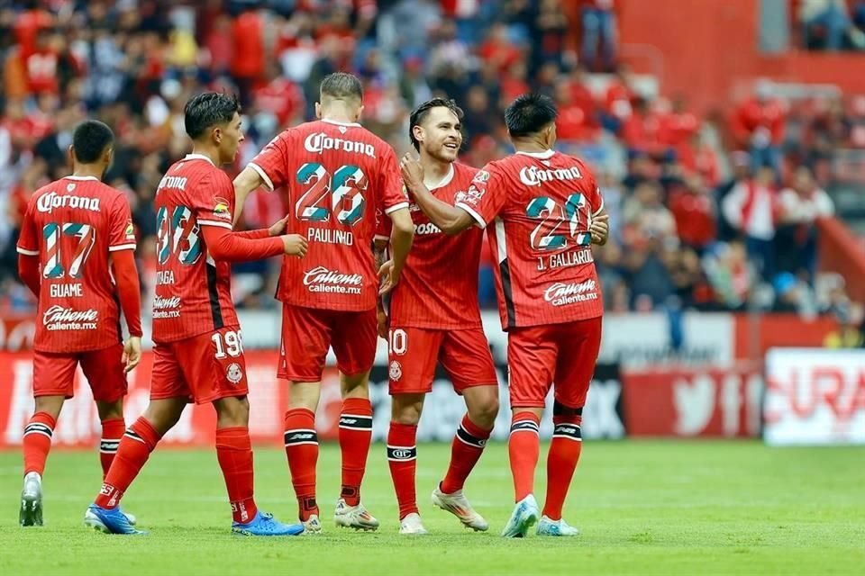 Jesús Angulo abrió el partido para el Toluca con un contragolpe, pero el balón fue desviado por el defensa de Xolos Rafael Hernández, aunque después pudo anotar el tercer tanto.