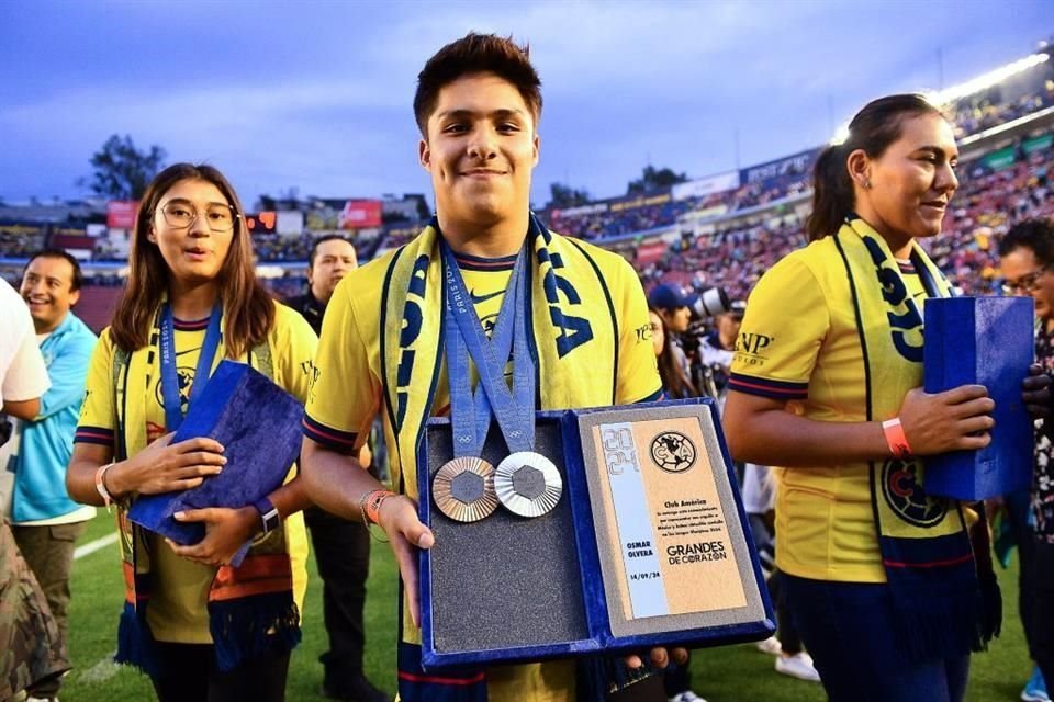 Osmar Olvera, acompañado de medallistas como Ale Valencia y Ángela Ruiz fueron homenajeados por el América antes del Clásico Nacional.